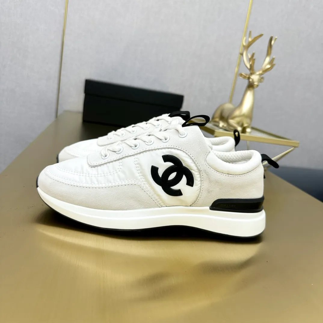 👟👟Ex-factory price 520👟👟 Chanel Chanel - 2024 counter top casual sports shoes This classic design; the upper is electro-embroidered with a variety of techniques; the outsole is fashionable and sporty; it is unusual to incorporate a variety of color matching elements... The diversified mix and match is very beautiful and versatile, casual, fashionable, sports and outdoor can be taken into account... ꫛꫀꪝ Go➫ Material: ❶Upper made of: Original imported mercerized velvet + double-layer breathable mesh ❷Inner use: Original imported breathable mesh ❸Outsole based on: Original T👟👟Factory price U combination outsole Counter boutique packaging complete set Women 35–41 Men 38-46